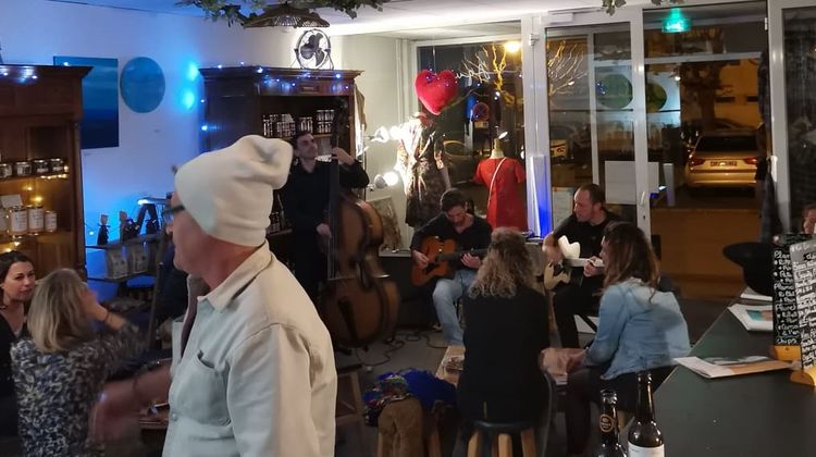 La Casa d'Aqui lors d'une soirée.